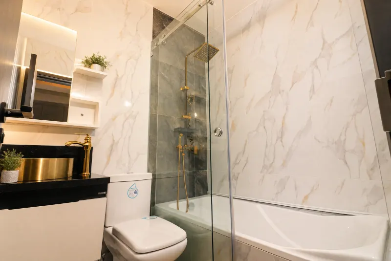 Marble bathroom with soaking tub