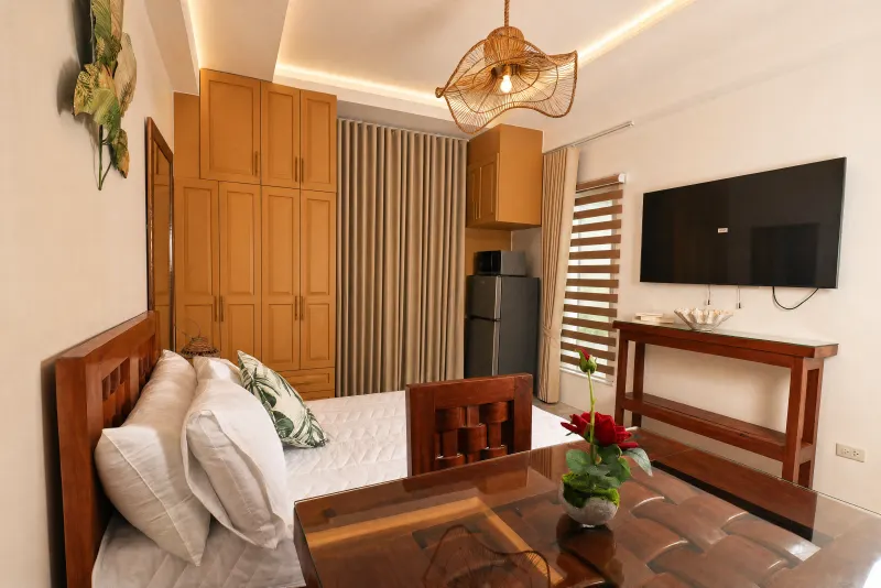 Living corner with television and hardwood console